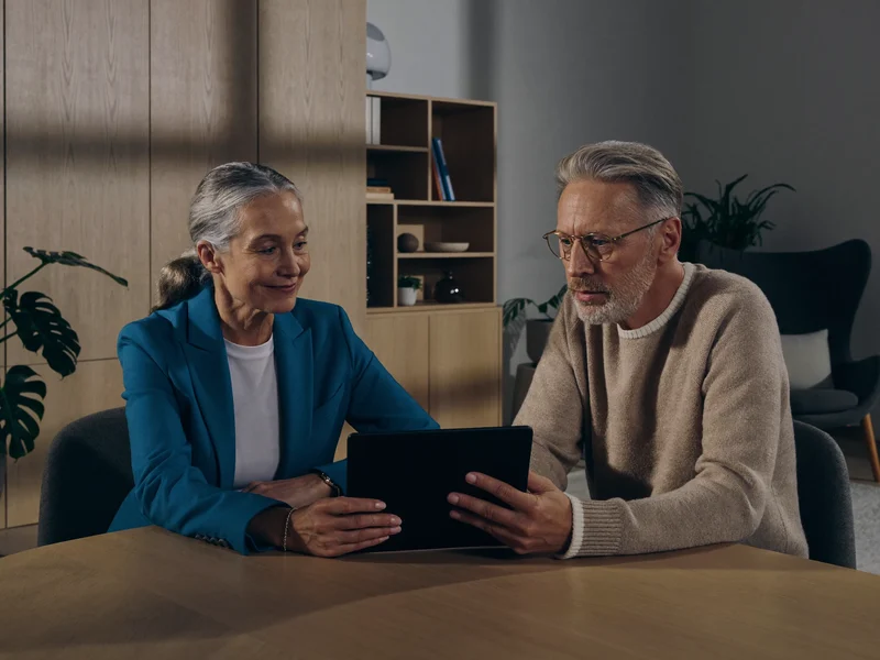 Illustration: Unaufgeregte Einzelbegleitung, Lehrperson und Teilnehmer sitzen mit einem Tablet nebeneinander.